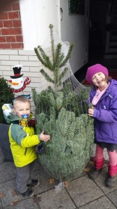 Weihnachten und Lina mit Baum