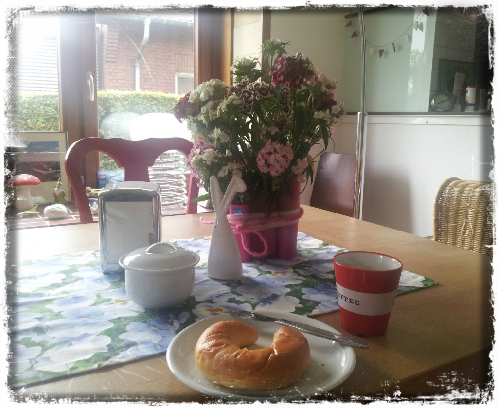 12. Mai 2014 Frühstück mit Hörnchen und schwarzem Lebenselixier