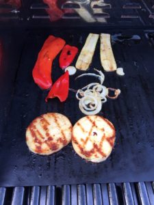 Gemüse und Käsetaler auf dem Grill