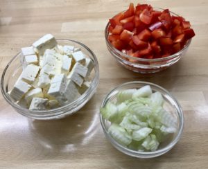 Paprika, Feta und Zwiebel in Würfeln