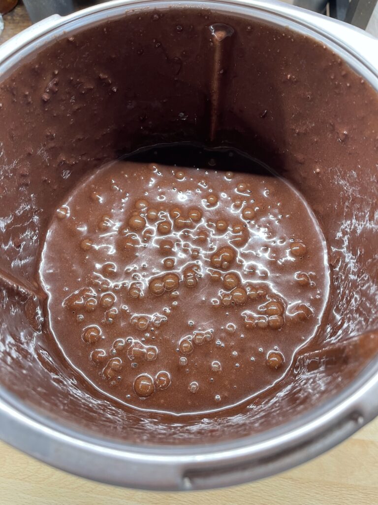 Teig für antientzündliche Brownies aus Kidneybohnen ohne Mehl
